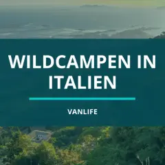 Traumhafte Aussicht über die Küste Italiens. Der Text "WILDCAMPEN IN ITALIEN" und "VANLIFE" lädt zum Abenteuer ein.