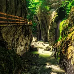 Holzstege führen durch eine Schlucht mit Wasserfall. Ein tolles Ziel für bodensee wandern.