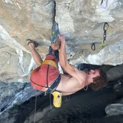 Adam Ondra in voller Konzentration, die Stille der Felswand nur vom Atem unterbrochen.