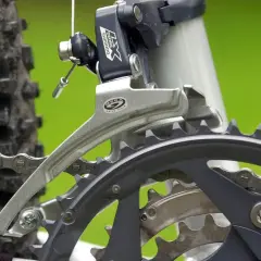 Nahaufnahme des Umwerfers und der Kettenblätter eines Fahrrads. Hier wird die **Gangschaltung Fahrrad einstellen** für eine reibungslose Fahrt.