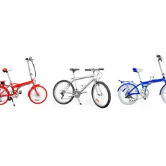 Vielfalt an Fahrrad Arten: E-Bike, Falträder in Rot und Blau, Mountainbike, Citybike und mehr, alle auf weißem Hintergrund.