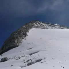 Der Olperer Nordgrat im Sonnenschein. Eine Spur im Schnee führt den Berg hinauf.