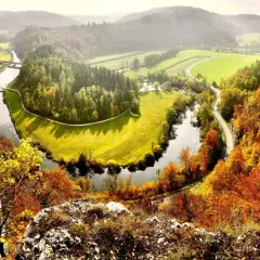 Herbstliche Farbenpracht am Donaudurchbruch bei Inzigkofen. Ein perfekter Ort zum Wandern und Genießen der Natur.