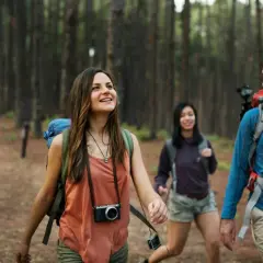 Wanderfreunde genießen die Natur. Der Vorteil von Merinowolle bei Kleidung wird beim Wandern deutlich: sie hält warm und ist atmungsaktiv.