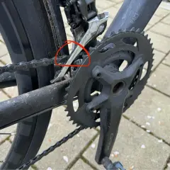 Nahaufnahme eines Fahrrads, bei dem der Umwerfer an der Kette schleift.