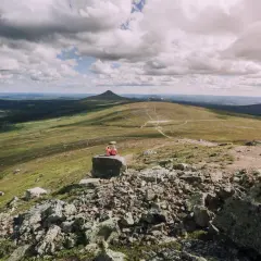 Zwei Wandererinnen genießen die weite Aussicht auf eine Berglandschaft in Schweden. Die Wolkenformationen am Himmel sind dramatisch.
