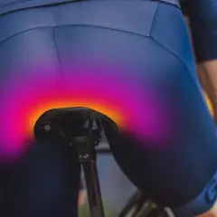 Radfahrer mit schmerzenden Sitzknochen nach langer Tour. Die bunte Überlagerung zeigt den Druckbereich auf dem Sattel.
