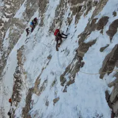 Bergsteiger seilen sich die eisige Matterhorn Nordwand ab.