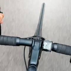 Hände greifen den Rennradlenker, während der Radcomputer 29,2 km/h anzeigt.