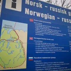 Schild am European Divide Trail: Norwegisch-Russische Grenze bei Jakobselv. Verbote und Informationen für Reisende.