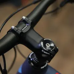 Nahaufnahme des Fahrrad-Lenkers, bereit, ihn zu drehen und zu transportieren.