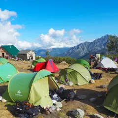 Zelte am korsika wanderweg. Bergpanorama, Berghütte und Camper genießen die Aussicht.