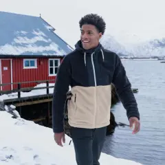 Mann in warmer Fleecejacke, bereit für die Kälte. Perfekt zum fleecejacke waschen, damit sie immer einsatzbereit ist.