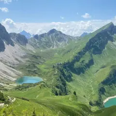 Atemberaubende Berglandschaft im Tannheimer Tal mit türkisfarbenen Seen und Wanderwegen.