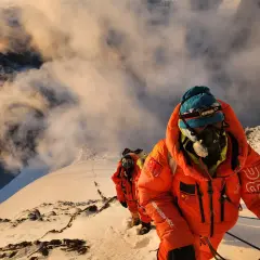Bergsteiger kämpfen sich den K2 empor. Die Frage "wie hoch ist der K2" wird angesichts dieser extremen Höhe und der eisigen Bedingungen zur Herausforderung.
