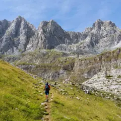Wanderer auf einem Pfad im **high scardus trail** vor imposanten Felsformationen.