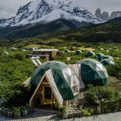 Glamping-Dörfer am Fuße schneebedeckter Berge, ideal für den Torres del Paine W Trek.