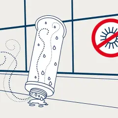 Schritt 4: Trinkblase reinigen. Wasser tropft heraus, keine Sonne.