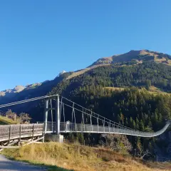 Hängebrücke im Lechtal, ein versteckter Pfad zu atemberaubenden Ausblicken. Ein Geheimtipp für Wanderer.