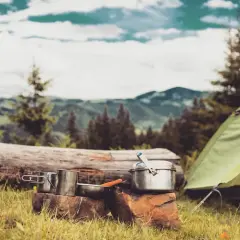 Grüne Zelt und Kochgeschirr im Wald. Hier darf man im Wald zelten und die Natur genießen.