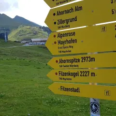 Gelbe Wegweiser helfen bei der **Wanderung planen**. Ziele wie Ahornach Alm, Mayrhofen und Filzenkogel sind aufgeführt.