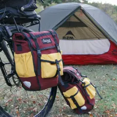 Fahrrad mit Packtaschen und Zelt für eine Bikepacking tour im Freien.