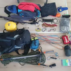 Packliste Hochtour: Helm, Seil, Steigeisen, Gurt, Karabiner, Kleidung, Erste-Hilfe-Set, Verpflegung. Alles für das Abenteuer in den Bergen.