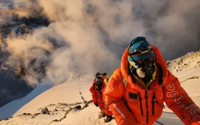 Bergsteiger kämpfen sich den K2 empor. Die Frage "wie hoch ist der K2" wird angesichts dieser extremen Höhe und der eisigen Bedingungen zur Herausforderung.