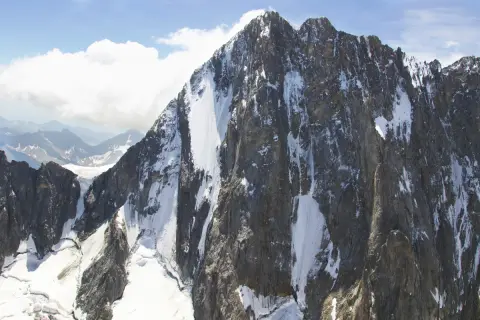 Majestätische Grandes Jorasses, zerklüftete Felsen mit Schneefeldern, die sich an steilen Hängen entlangziehen.