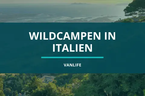 Traumhafte Aussicht über die Küste Italiens. Der Text "WILDCAMPEN IN ITALIEN" und "VANLIFE" lädt zum Abenteuer ein.
