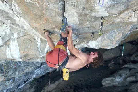 Adam Ondra in voller Konzentration, die Stille der Felswand nur vom Atem unterbrochen.