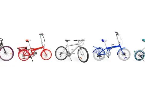 Vielfalt an Fahrrad Arten: E-Bike, Falträder in Rot und Blau, Mountainbike, Citybike und mehr, alle auf weißem Hintergrund.