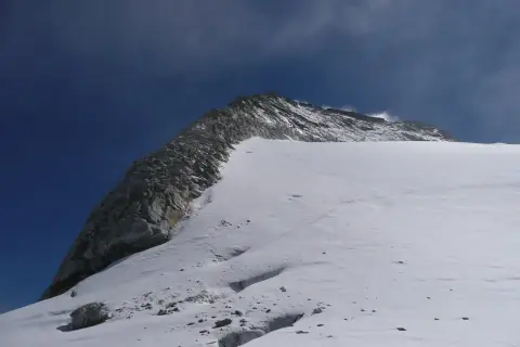 Der Olperer Nordgrat im Sonnenschein. Eine Spur im Schnee führt den Berg hinauf.