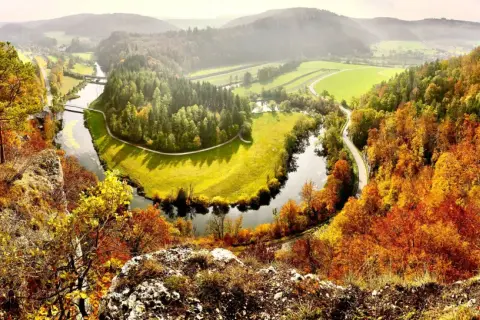Herbstliche Farbenpracht am Donaudurchbruch bei Inzigkofen. Ein perfekter Ort zum Wandern und Genießen der Natur.