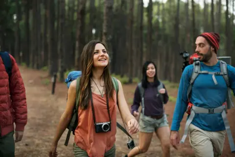 Wanderfreunde genießen die Natur. Der Vorteil von Merinowolle bei Kleidung wird beim Wandern deutlich: sie hält warm und ist atmungsaktiv.