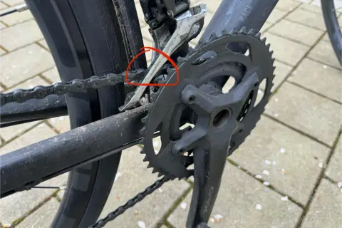Nahaufnahme eines Fahrrads, bei dem der Umwerfer an der Kette schleift.