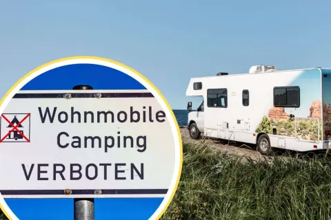 Schild: Wohnmobile Camping VERBOTEN. Ein Wohnmobil steht am Meer, aber hier ist kein Platz für strafe wildcampen.