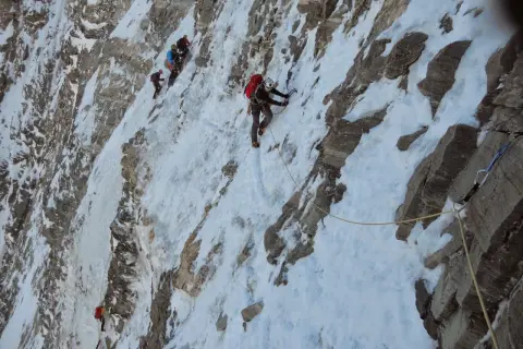 Bergsteiger seilen sich die eisige Matterhorn Nordwand ab.