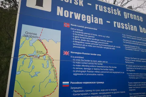 Schild am European Divide Trail: Norwegisch-Russische Grenze bei Jakobselv. Verbote und Informationen für Reisende.