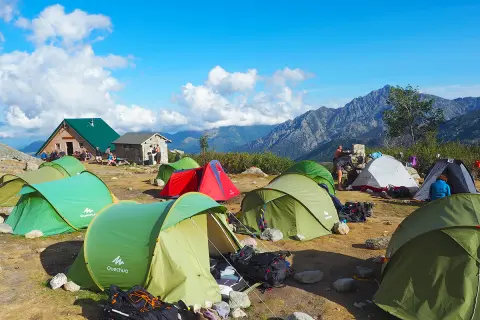 Zelte am korsika wanderweg. Bergpanorama, Berghütte und Camper genießen die Aussicht.