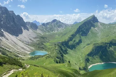 Atemberaubende Berglandschaft im Tannheimer Tal mit türkisfarbenen Seen und Wanderwegen.