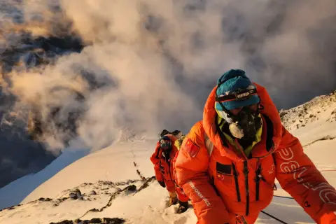 Bergsteiger kämpfen sich den K2 empor. Die Frage "wie hoch ist der K2" wird angesichts dieser extremen Höhe und der eisigen Bedingungen zur Herausforderung.