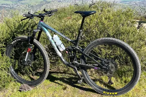 Ein Mountainbike steht im Grünen. Es ist bereit für Abenteuer, vielleicht sogar für eine Runde Cyclocross, wo solche robusten Räder ihre Stärken ausspielen.