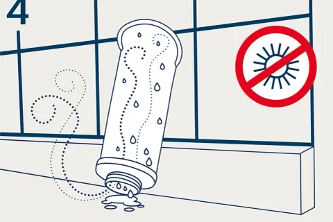 Schritt 4: Trinkblase reinigen. Wasser tropft heraus, keine Sonne.