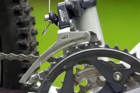 Nahaufnahme eines Fahrrad-Umwerfers, der zeigt, wie man einen Shimano Altus Umwerfer einstellt.