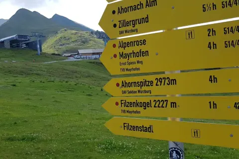 Gelbe Wegweiser helfen bei der **Wanderung planen**. Ziele wie Ahornach Alm, Mayrhofen und Filzenkogel sind aufgeführt.