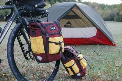 Fahrrad mit Packtaschen und Zelt für eine Bikepacking tour im Freien.