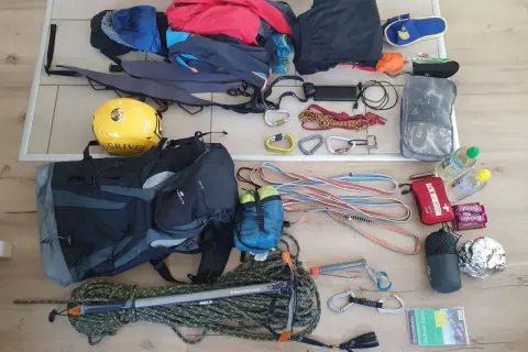 Packliste Hochtour: Helm, Seil, Steigeisen, Gurt, Karabiner, Kleidung, Erste-Hilfe-Set, Verpflegung. Alles für das Abenteuer in den Bergen.