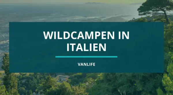 Traumhafte Aussicht über die Küste Italiens. Der Text "WILDCAMPEN IN ITALIEN" und "VANLIFE" lädt zum Abenteuer ein.