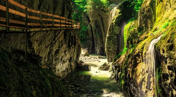 Holzstege führen durch eine Schlucht mit Wasserfall. Ein tolles Ziel für bodensee wandern.